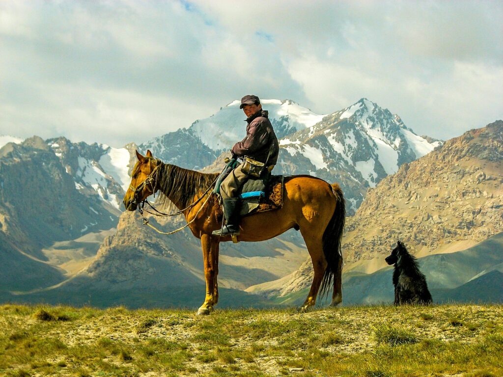 In Kirgistan ein Reiter in den Bergen