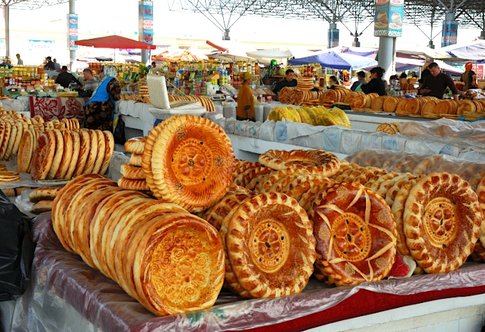 Verziertes Fladenbrot auf einem Markt in Usbekistan