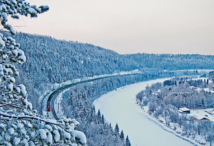Die Transsibirische Eisenbahn schlängelt sich durch das zugeschneite Sibirien