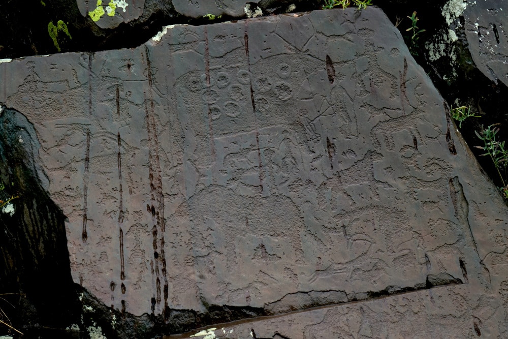 Uralte Petroglyphen im Altai