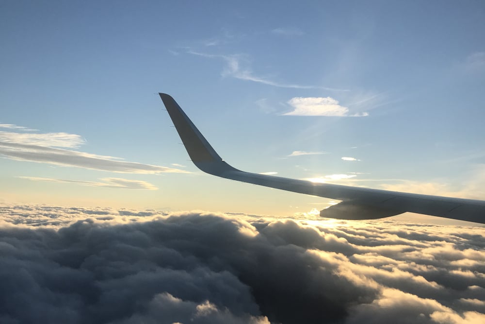 Ein Flugzeug über den Wolken