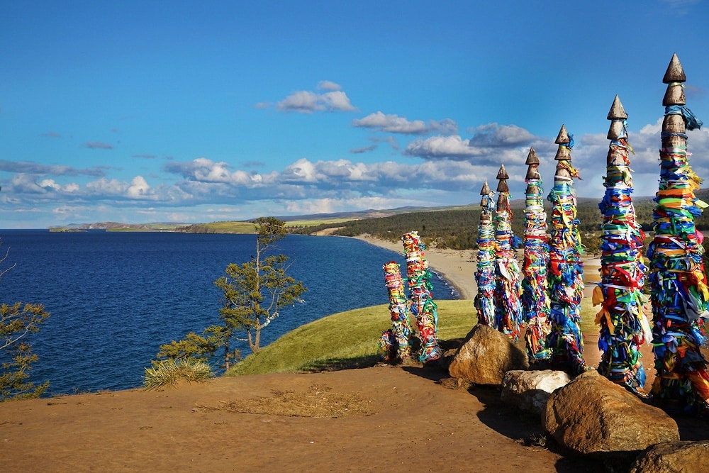 Gebetsfahnen am Ufer des Baikalsees