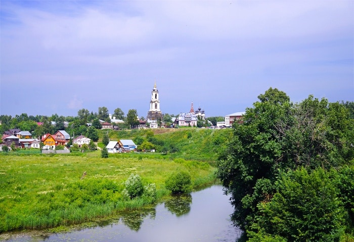 Ausblick aus der Transsib auf ein kleines Dorf mit einer Kirche