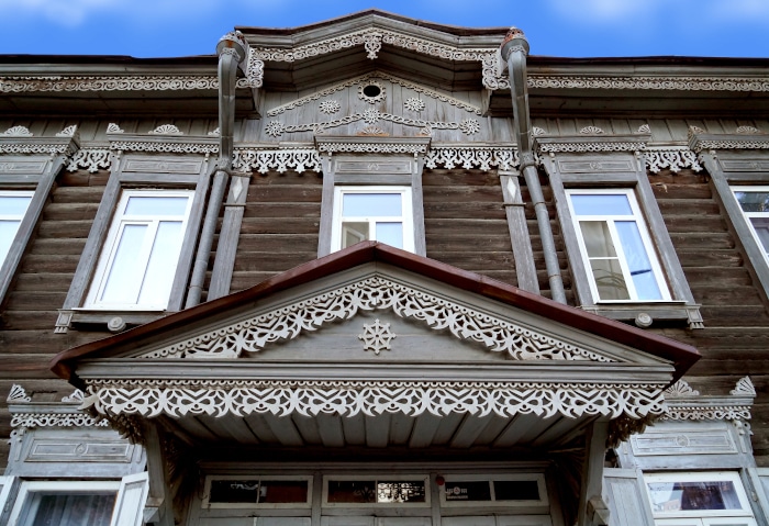 Altes verziertes Holzhaus in Irkutsk