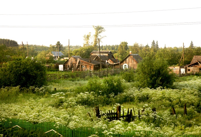 Ausblick aus der Transsib auf ein russisches Holzdorf